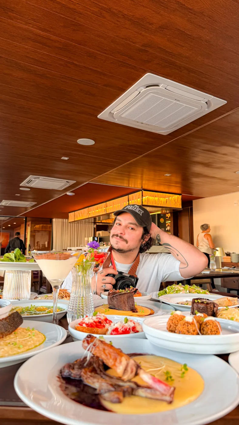 Fotógrafo gastronômico registrando pratos do cardápio em restaurante