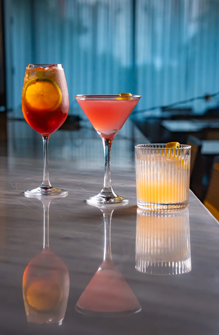 Margarita com rodela de limão em bancada de mármore