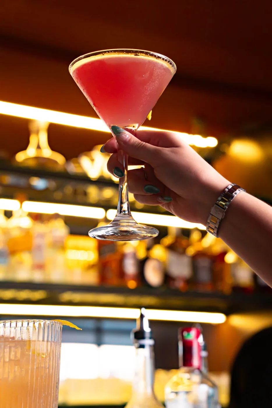 Cosmopolitan em taça fotografado no balcão do bar