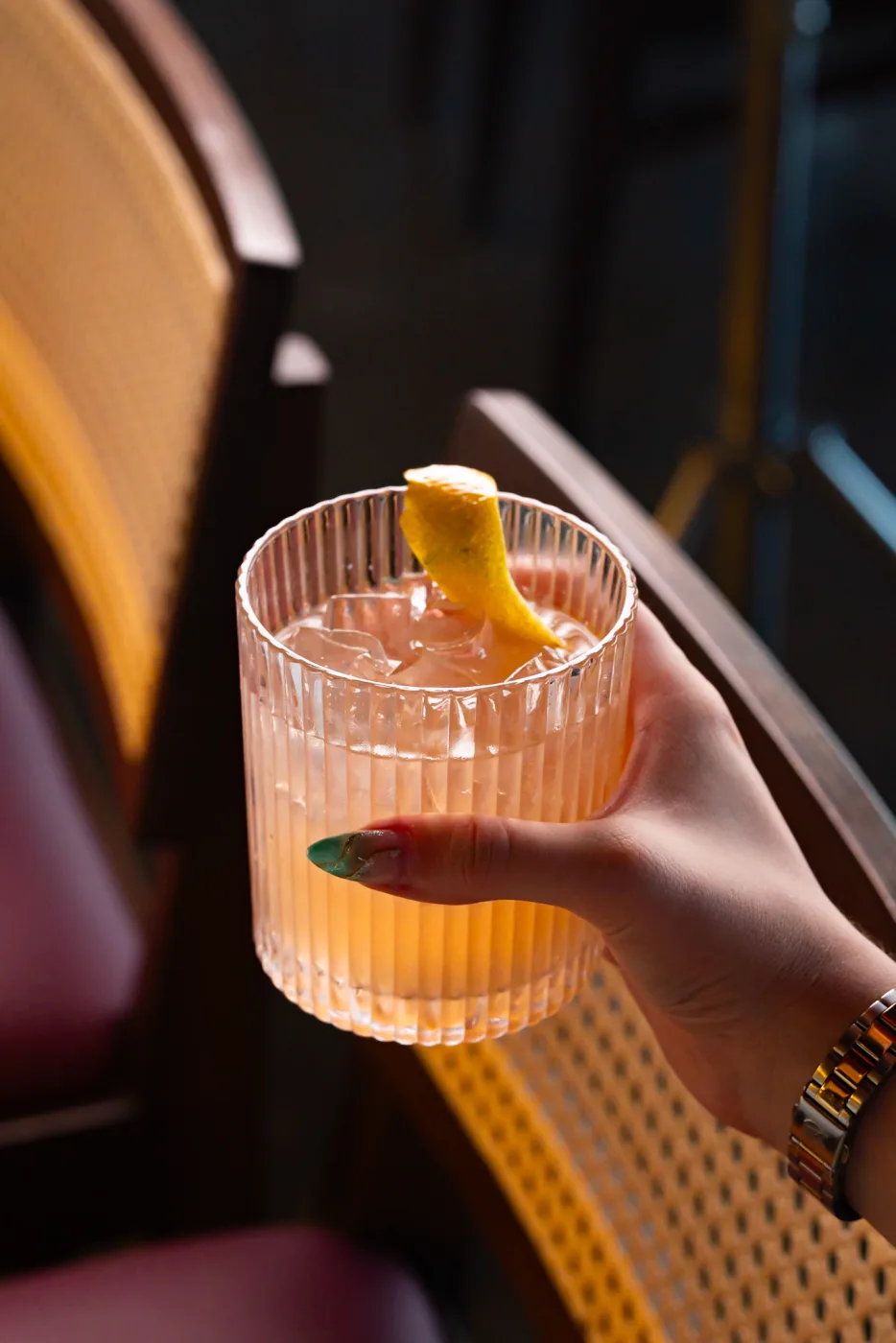 Drink refrescante em copo canelado com casca cítrica